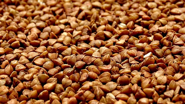 https://pixabay.com/photos/buckwheat-closeup-grain-cereals-3478557/