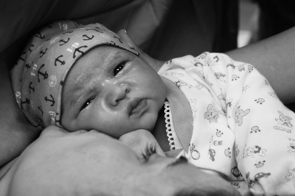 https://pixabay.com/photos/baby-birth-mom-newborn-babies-2577550/